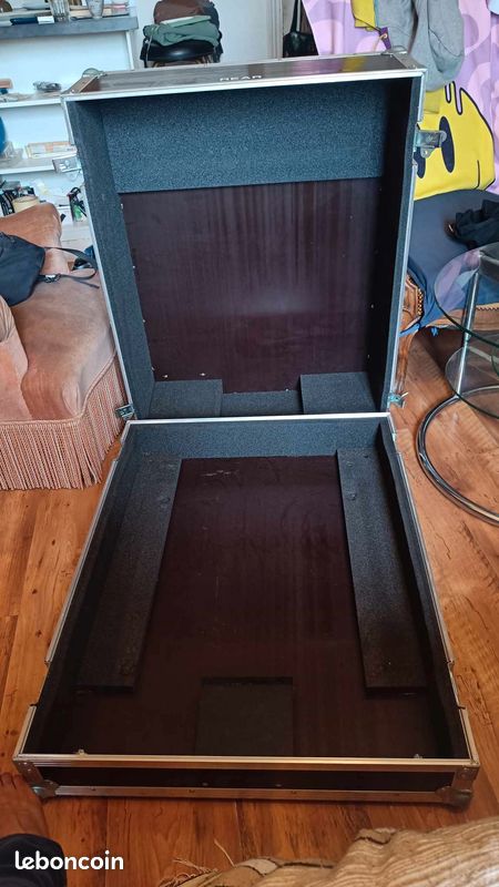 Vends Fly case pour Midas Venice 16 / F16 (image 1)