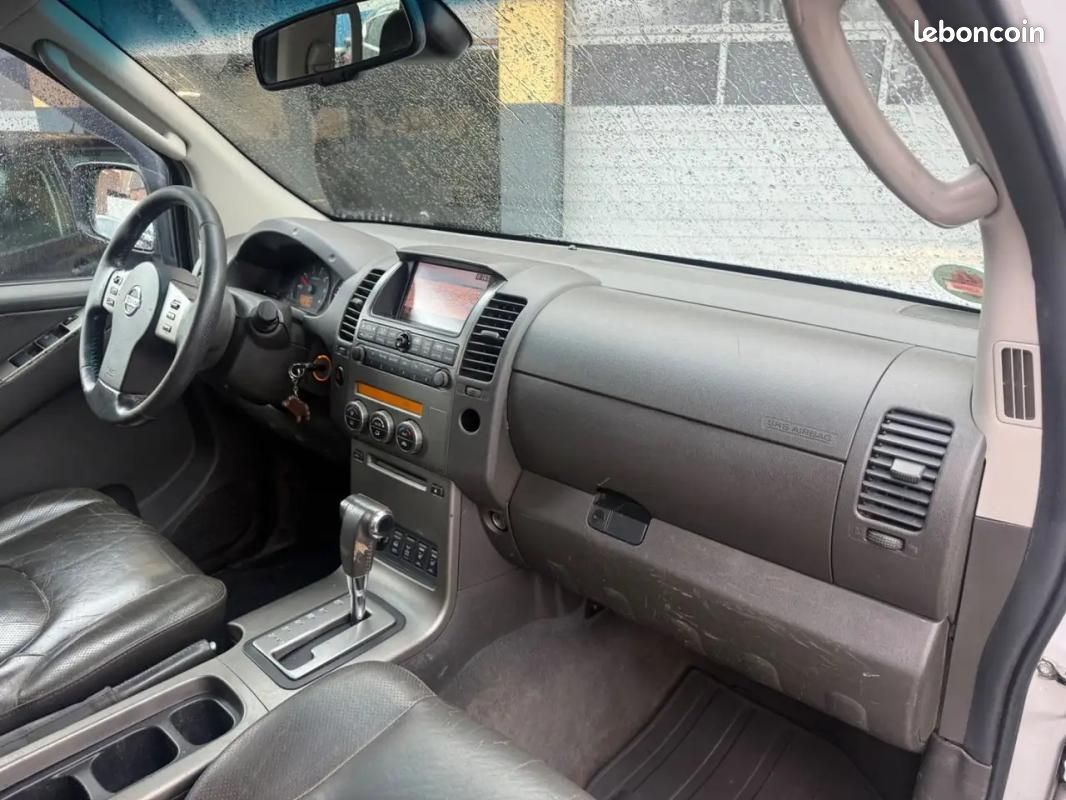 Nissan Navara PICKUP DOUBLE CAB PLATINUM 4X4 171 CH BVA - SELLERIE CUIR TOIT OUVRANT VOLANT EN (image 11)