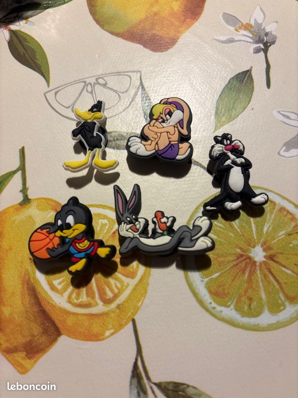 Pin’s crocs looney tunes (image 1)