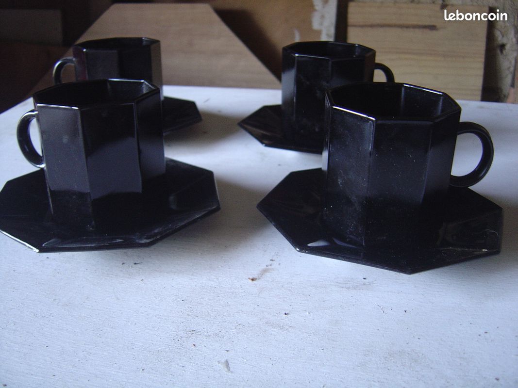 Tasses & assiettes noires (image 1)