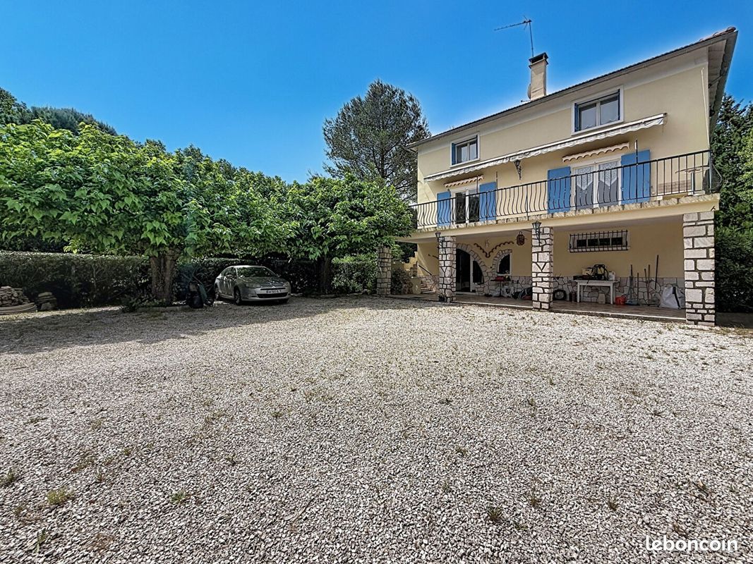 Maison 9 pièces 237 m² · à Besse-sur-Issole · 237 m² · 475 000 €