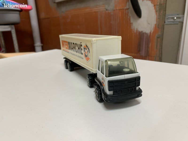 Camion jouet publicitaire vintage aux couleurs de l'enseigne Intermarché ("Les Mousquetaires de la distribution") (image 2)