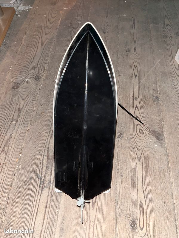Bateau télécommandé (image 4)