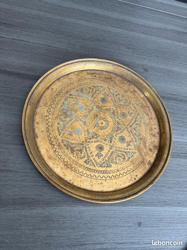 Très beau petit plateau marocain en cuivre ou laiton martelé et ciselé à la main. Plateau ancien de 32cm (image 10)