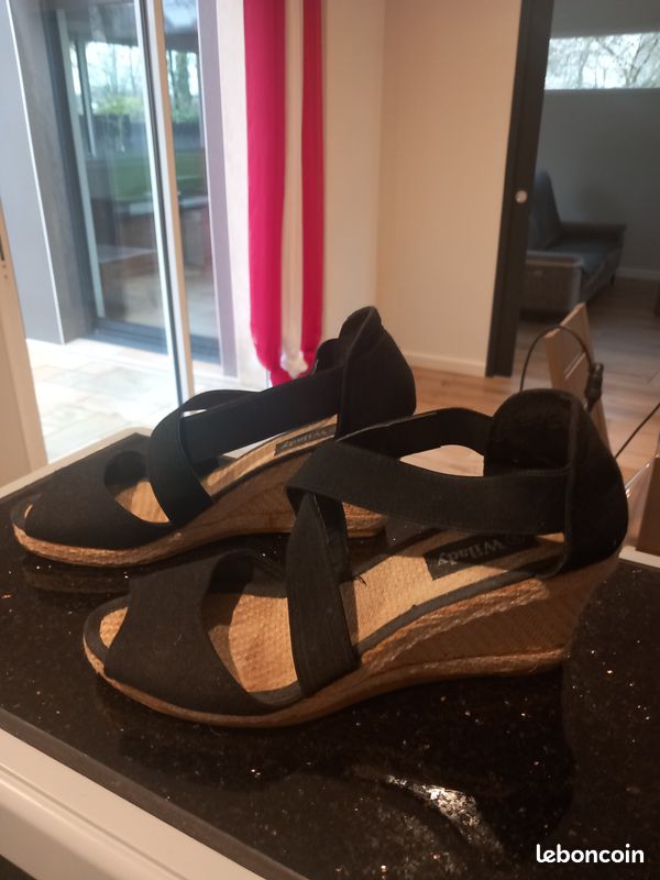 Une paire de chaussure (image 1)