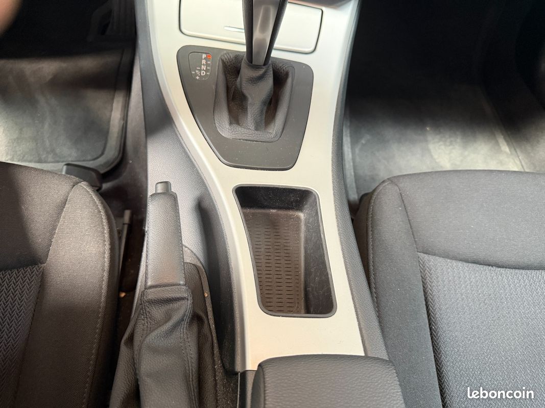 BMW SERIE 3 E90 LCI 318d 143 ch Confort A (image 23)