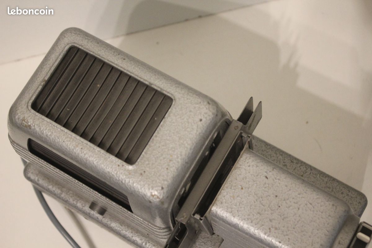 Projecteur Diapositives SFOM 860 Demi Auto – Avec Malle Vintage – Fonctionnel