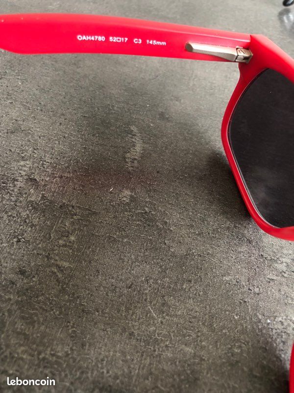Deux paires de lunettes mixtes vues ou solaires (image 5)