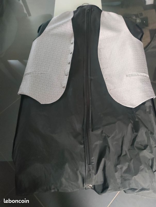 Costume de mariage (image 1)