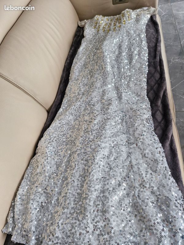 Magnifique robe de soirée pailletée argent avec des strass taille 38 neuf jamais porté dans son emballage d'origine (image 2)