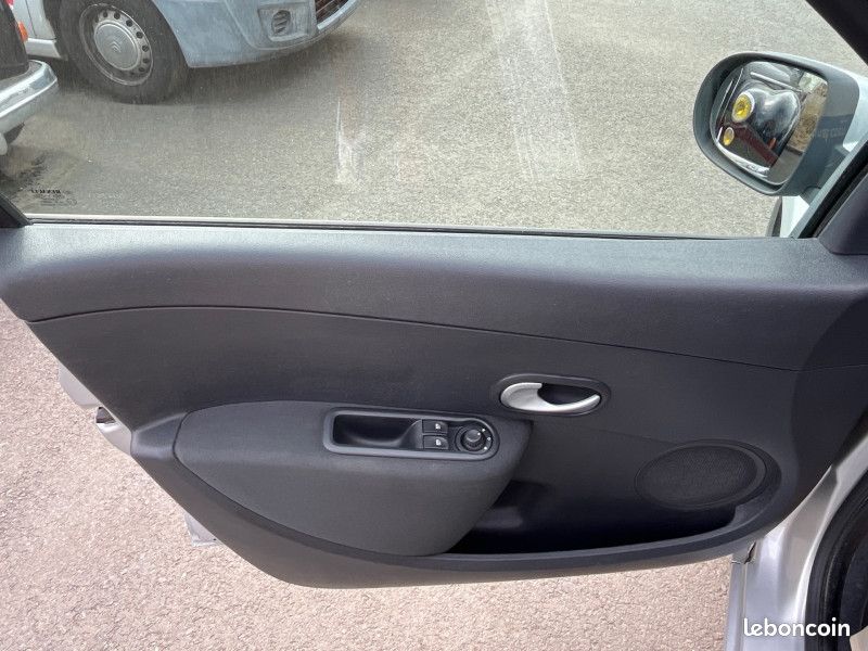 Renault CLIO III 1.5 DCI 70CH OVALIE ECO² 115G 5P (image 14)
