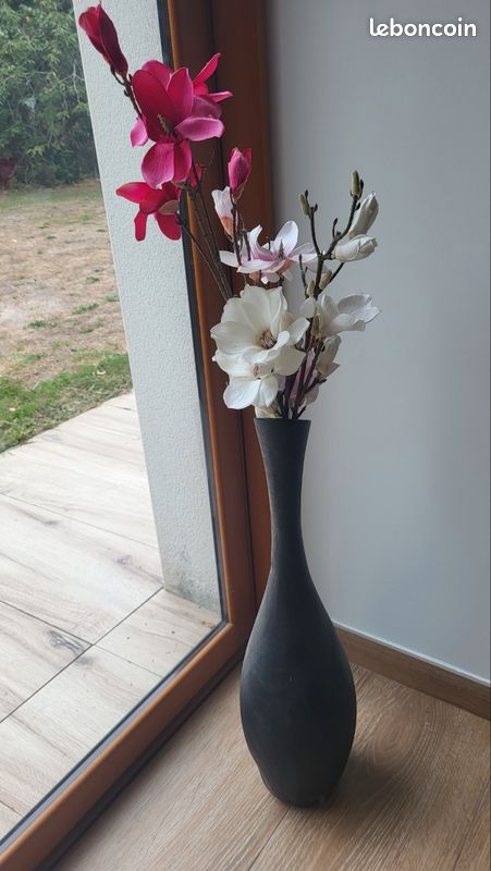 Vase et fleurs artificielles (image 1)