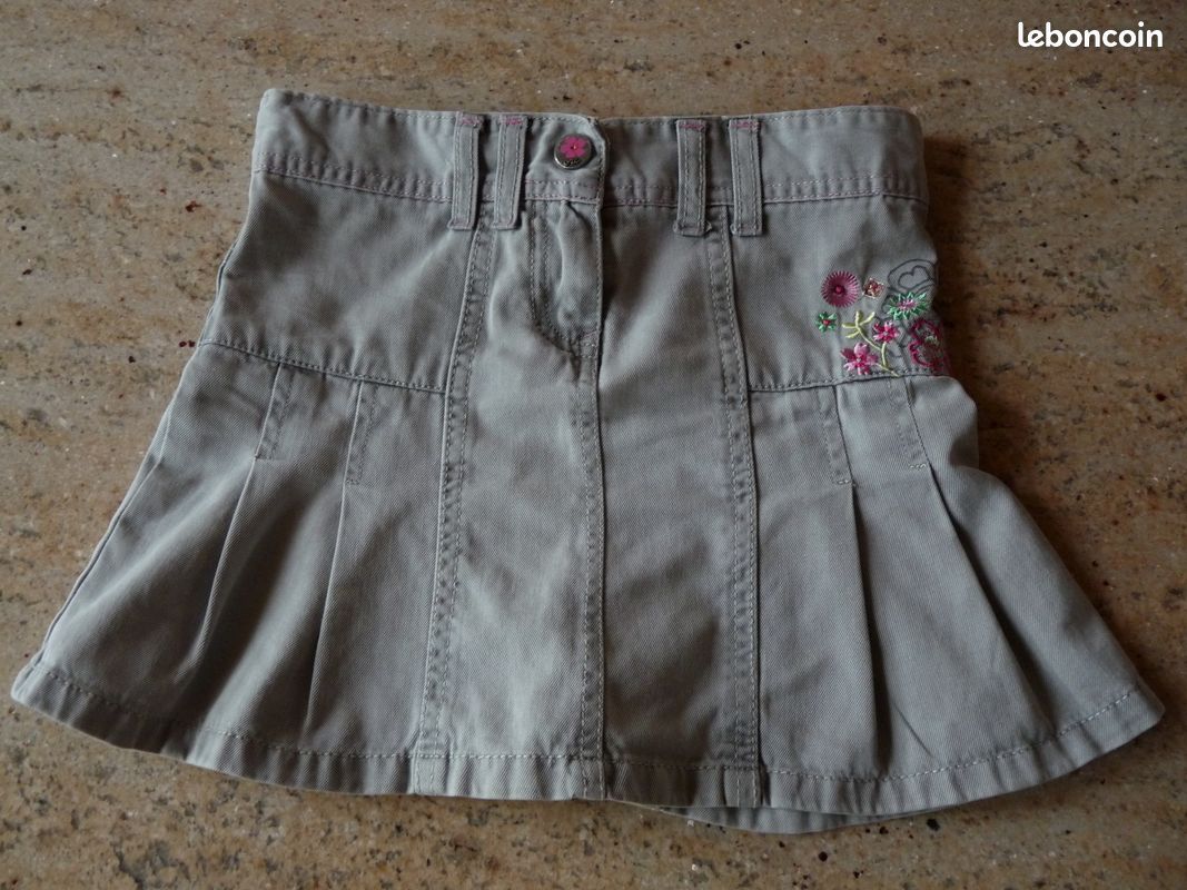 Lot 7 pièces FILLE 8 ans (1 Jean 2 Jupes 2 T-Shirts manches longues 1 Pull 1 Sweat ) (image 4)