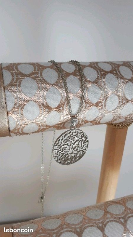 Pendentif avec chaîne motif floral (image 1)