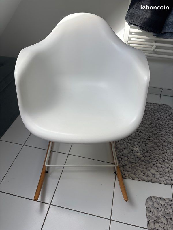 Chaise blanche (image 1)