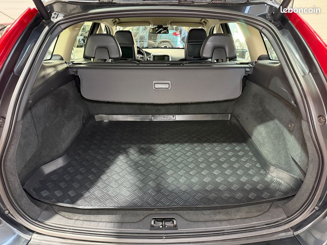 Volvo xc 60 r-design 2.4 d5 awd 215 ch geartronic 4x4 en boite automatique / distribution faite / garantie (image 9)