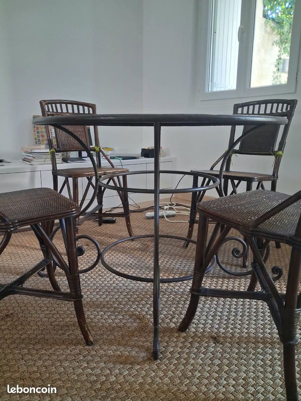 A vendre, belle table en métal, chaises (à restaurer) offertes (image 2)