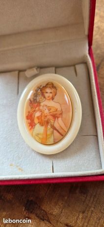 Superbe Broche printemps Mucha Femme Résine Année 60 bijou Vintage 2401