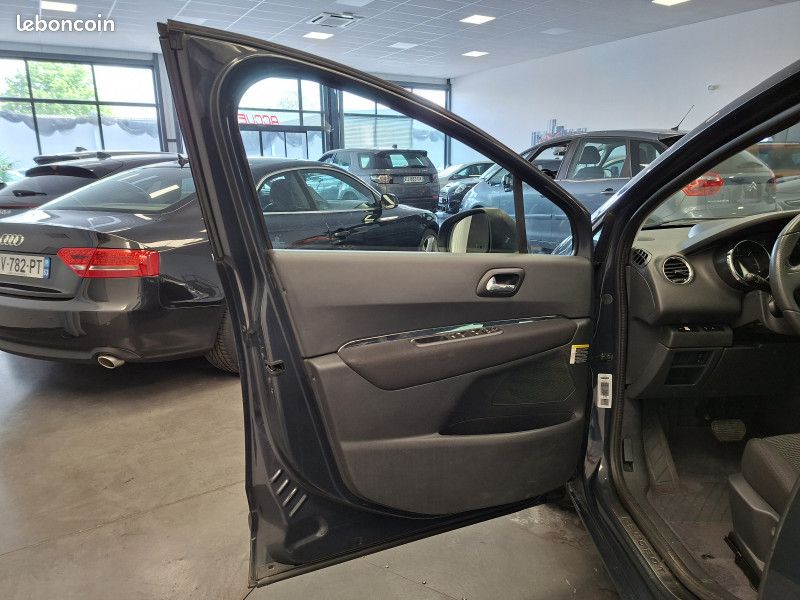 Peugeot 5008 1.6 hdi 112 ch Boite Auto Allure 7 places / GPS / toit pano / Radar AV et AR / (image 27)