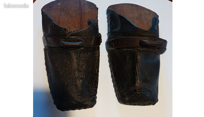 Paire D'étriers Anciens Cuir Et Métal - Avec Leurs Sangles - Bon état