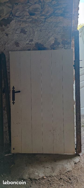 Porte avec grosse serrure et renfort (image 3)