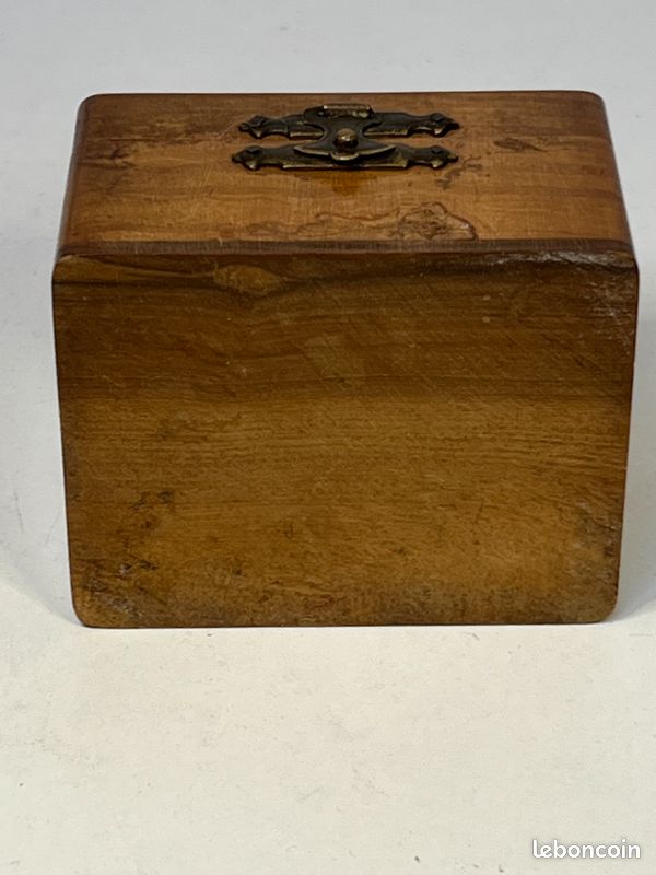 BOITE À BIJOUX EN BOIS D'OLIVIER SOUVENIR DE NICE CAPITONNÉE XIXème (image 10)