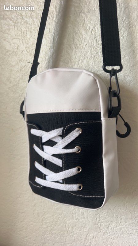 Sac à main noir et blanc Converse comme la chaussure avec détail
