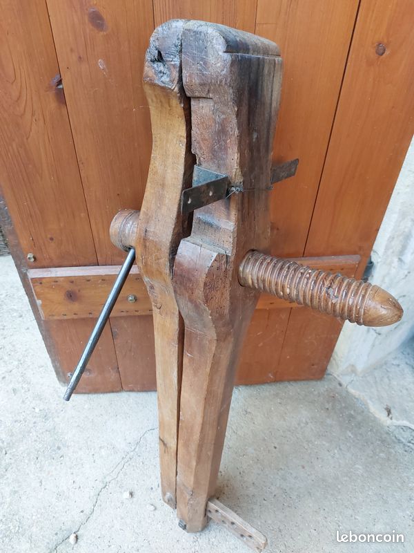Etau ancien en bois (image 1)