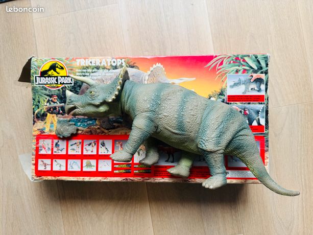 Vintage Jurassic Park: Ceratosaurus and Triceratops Mini-Figure | De