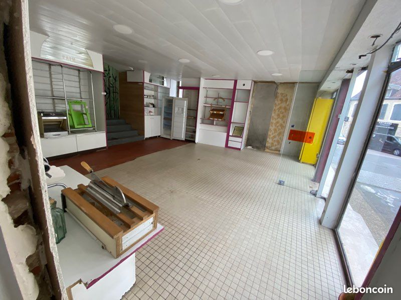 Boulangerie restaurant dans la rue principale du centre-ville (image 1)