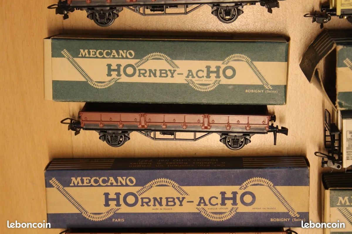 Lot - A Hornby OO Gauge Australian livery R696 Intercity XPT Super Set
