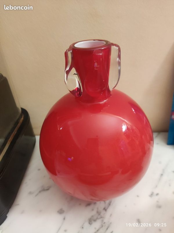 Vase rouge dans vases, tulipiers et soliflores En Verre