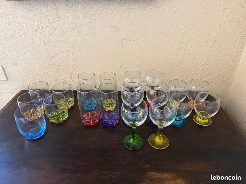 Boisson oide d'été composée de verres pétillants remplis d'un