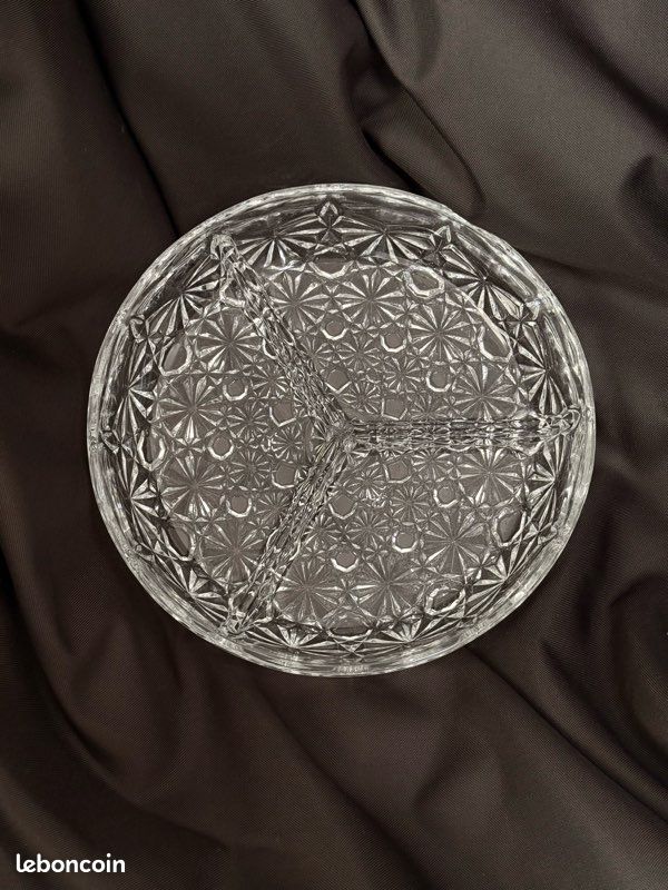 Plat rond en verre ou cristal travaillé 3 compartiments apéro réception (image 1)