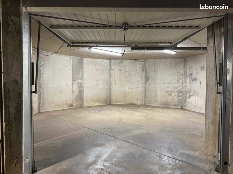 Vends boxe fermé BRON quartier fort · 19 900 €
