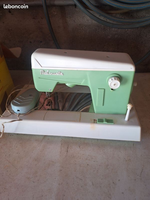 Machine à coudre d'enfant en silhouette de tôle laquée noire et à décor
