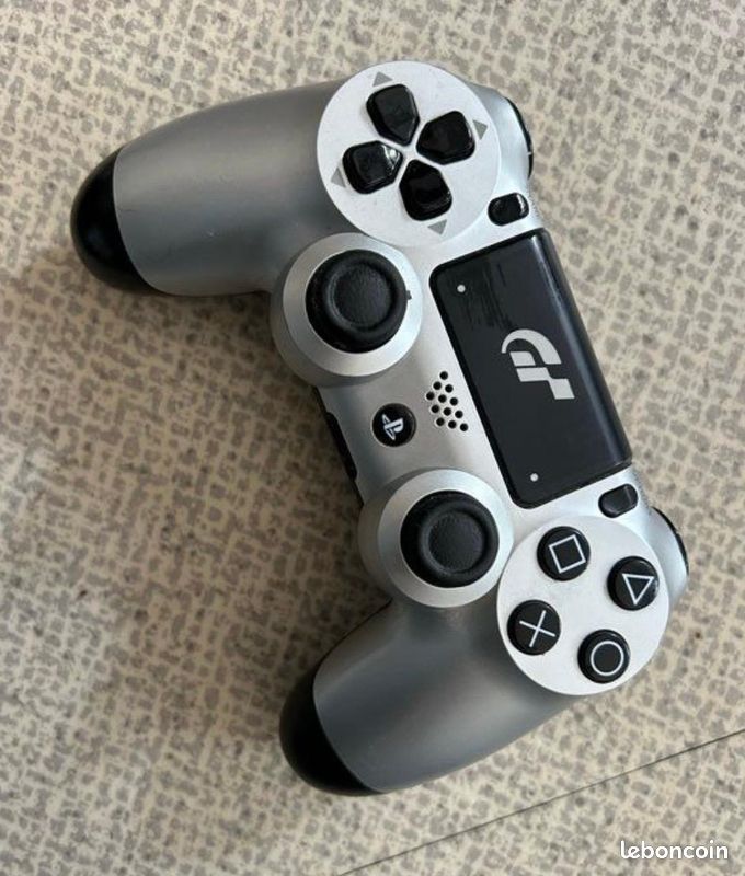 PlayStation PS4 AVEC LA DEMO DE P.T. (RARE) + 1 Manette + PSN