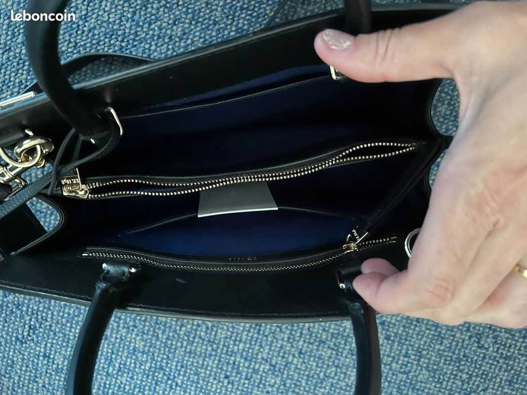 Sac à main moyen modèle Emilie en cuir monogramme (image 3)