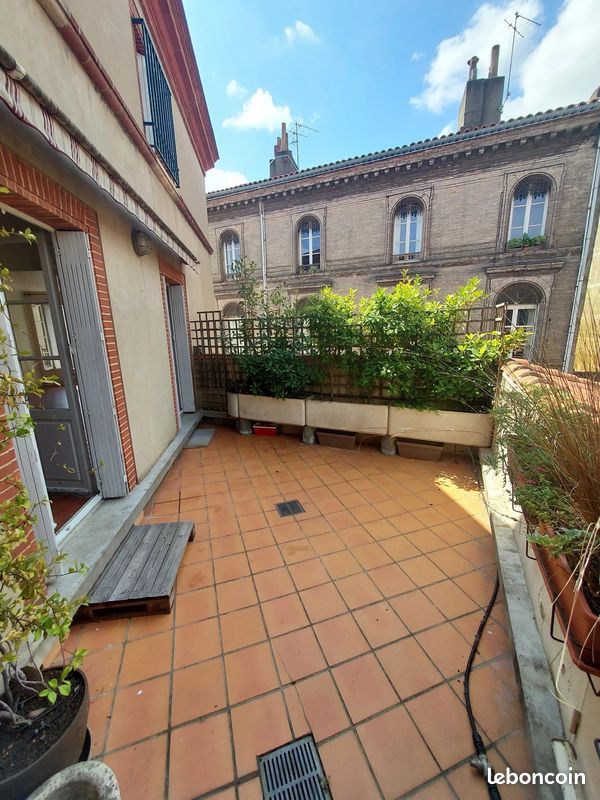 Parking 100 m² · à Toulouse · 100 m² · 1 590 €/mois
