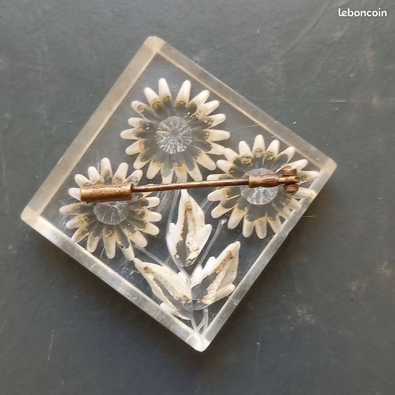 Broche Vintage Ancienne En Lucite Blanche, Motif Fleurs - Occasion En Très Bon état