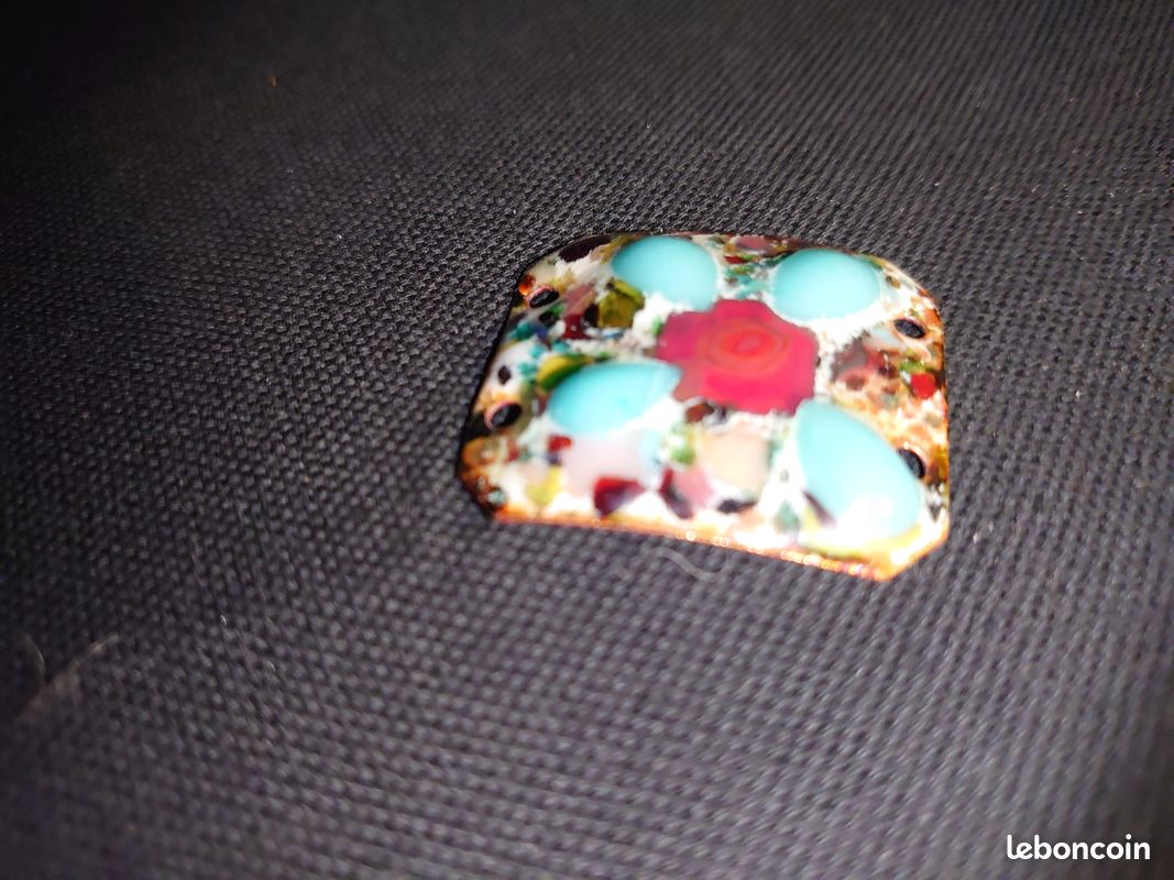 Pendentif Plaque en émail à accrocher avec des rubans élément pour bijou ou motif de fleur à Pétales bleus et centre rouge sur fond tâcheté multicolore Emaux sur métal Vintage (image 10)