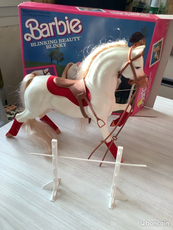 CHAMBRE DE BARBIE transportable avec quelques accessoires Mattel de