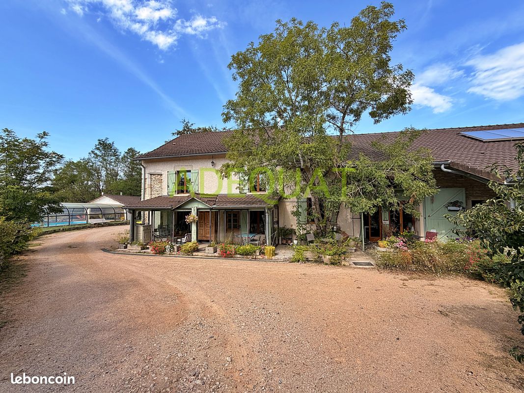 Maison 12 pièces 396 m² · à Trept · 396 m² · 799 000 €