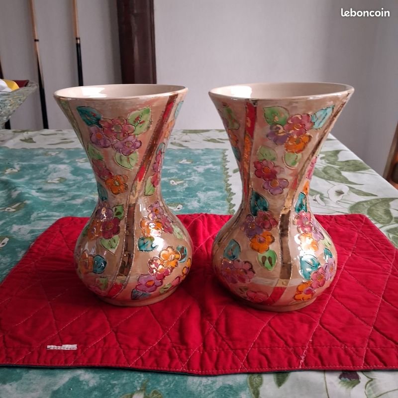 Paire de vases vintage Vallauris – Céramique florale & dorures (20 cm) années 50 (image 1)