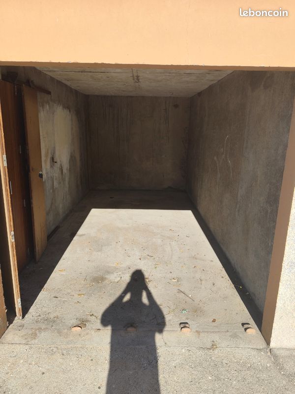 À louer garage fermé de 13 m², situé à Perpignan, à proximités du Mas Guérido · 120 €/mois