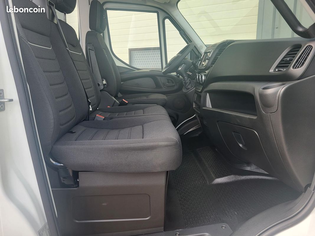 IVECO DAILY 35S18 HA8 V16 FOURGON PACK ÉVOLUTION CABINE APPROFONDIE FIXE 07 PLACES NEUF avec ATTELAGE + CAMÉRA + PROJECTEURS FULL LED / MOTEUR 3 LITRES / SANS CONTRAINTES GSR2 ( Prix Vente 49 990 HT ) (image 6)