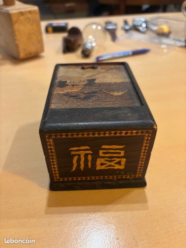 Boîte à cigarette japonaise
