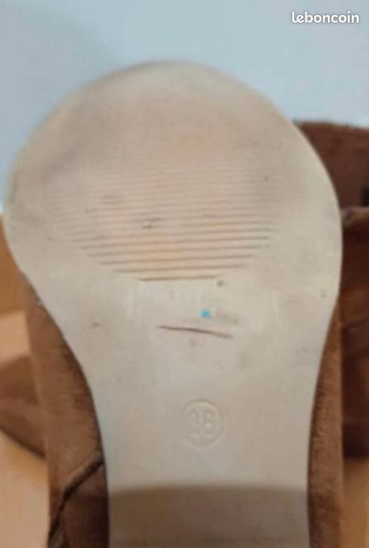 Public Desire - Kola - Bottes montantes en imitation daim avec rabat et talon compensé - Marron