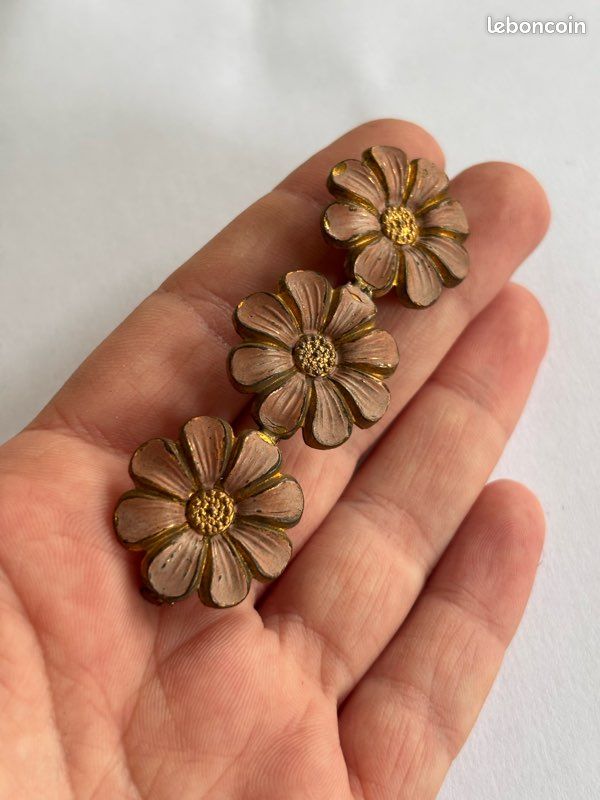 BROCHE FLEURS EN métal doré et fausses perles dans le gout de la maison Jansen EUR 65,00 - FR