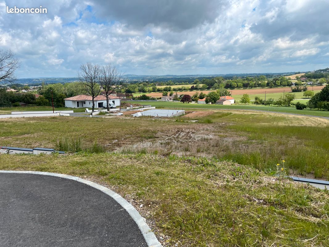 Superbes terrains libres de constructeur à Puygouzon · 83 000 €